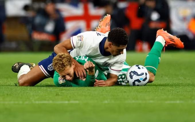 Jude Bellingham (áo trắng) tranh chấp với Kasey McAteer trong trận Anh thắng Ireland 5-0 trên sân Wembley, London ngày 17/11. Ảnh: Reuters