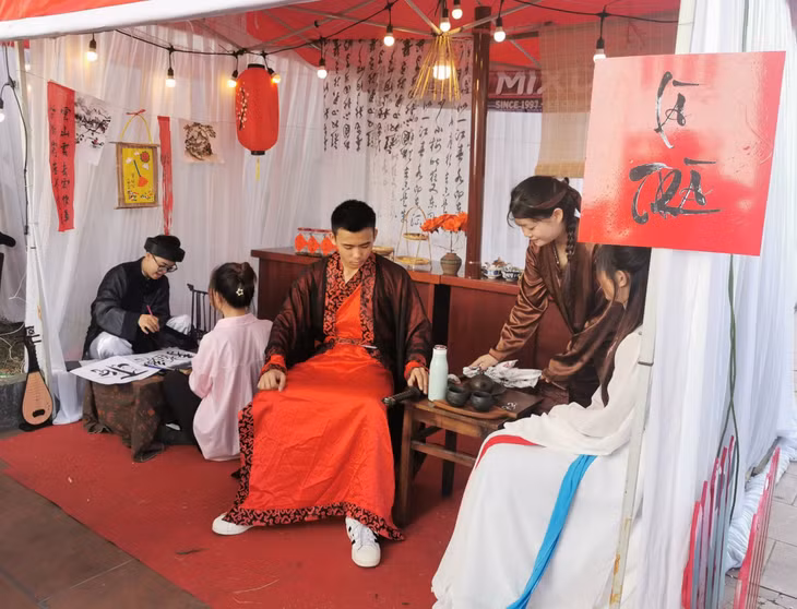 Không gian bên trong các gian hội trại.