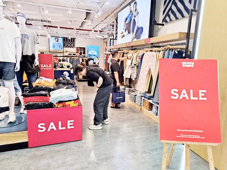 Một cửa hàng thời trang đường Lê Văn Sỹ (quận 3) treo biển "Sale trả mặt bằng" giữa mùa mua sắm sôi động cuối năm Black Friday - Ảnh: NHẬT XUÂN