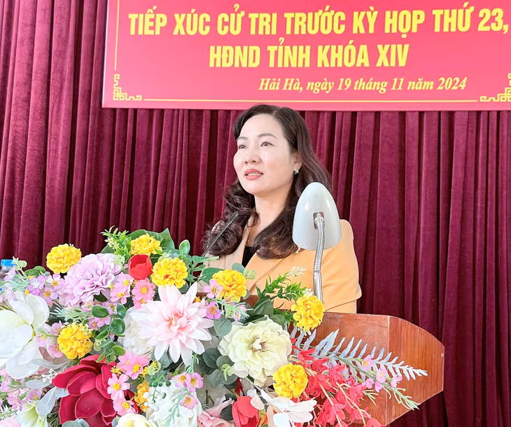 Đồng chí Nguyễn Thị Hạnh, Phó Chủ tịch UBND tỉnh thông tin nhanh về tình hình phát triển kinh tế - xã hội của tỉnh Quảng Ninh đến với các cử tri.