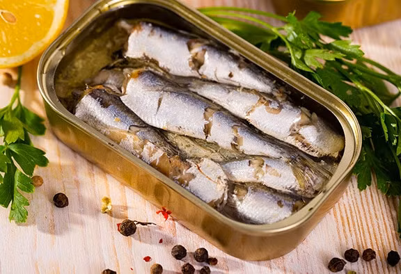 Người bệnh gout không nên ăn cá mòi.