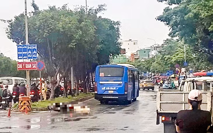 Hiện trường vụ tai nạn giữa xe máy và xe buýt - Ảnh: MINH TUẤN