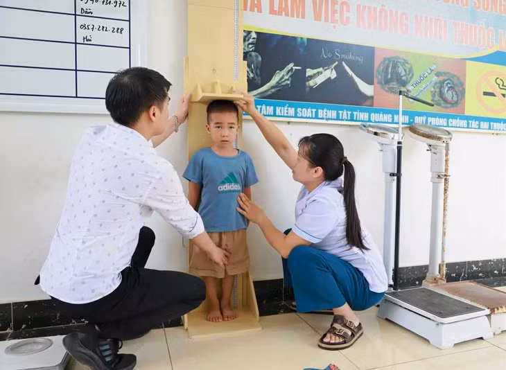 Trung tâm Y tế huyện Ba Chẽ thực hiện điều tra, đánh giá dinh dưỡng bà mẹ và trẻ em dưới 5 tuổi tại địa bàn xã Thanh Sơn. Ảnh: Vân Anh
