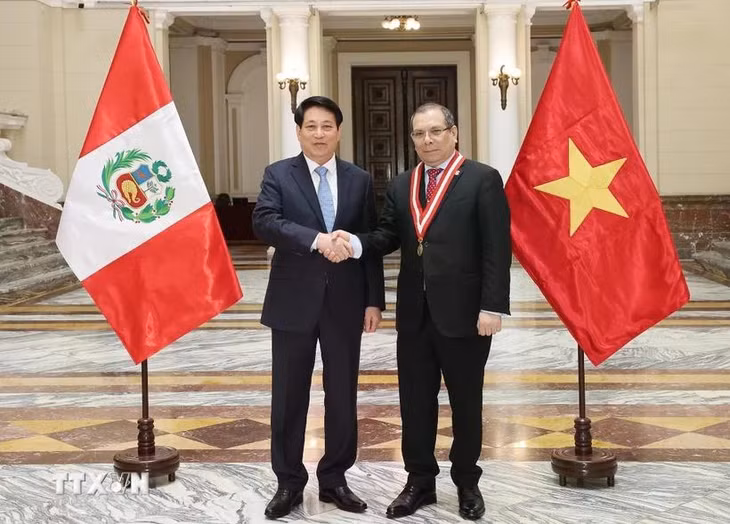 Chánh án Toà án Tối cao Peru Javier Arévalo Vela đón Chủ tịch nước Lương Cường. (Ảnh: Lâm Khánh/TTXVN)