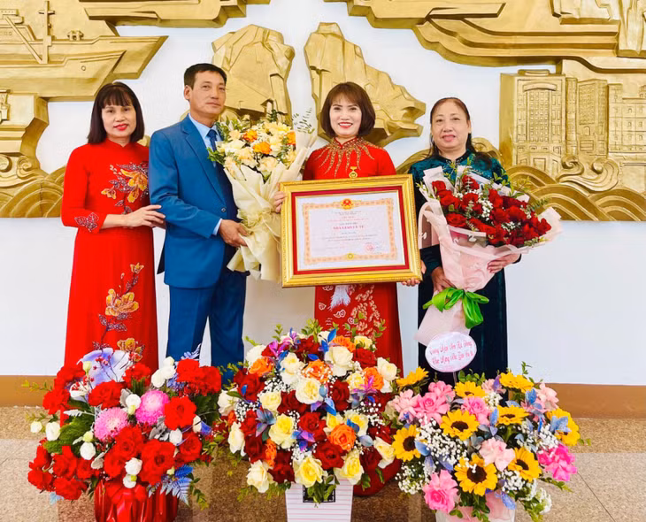NGƯT Hoàng Thị Vinh và người thân trong gia đình chúc mừng NGƯT Hoàng Thị Vân trong ngày được trao quyết định phong tặng danh hiệu Nhà giáo Ưu tú, tháng 1/2024.