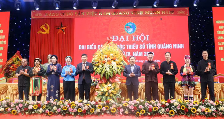Đồng chí Vũ Đại Thắng, Ủy viên Trung ương Đảng, Bí thư Tỉnh ủy thay mặt Tỉnh ủy, HĐND, UBND, Ủy ban MTTQ tỉnh, tặng hoa chúc mừng Đại hội.