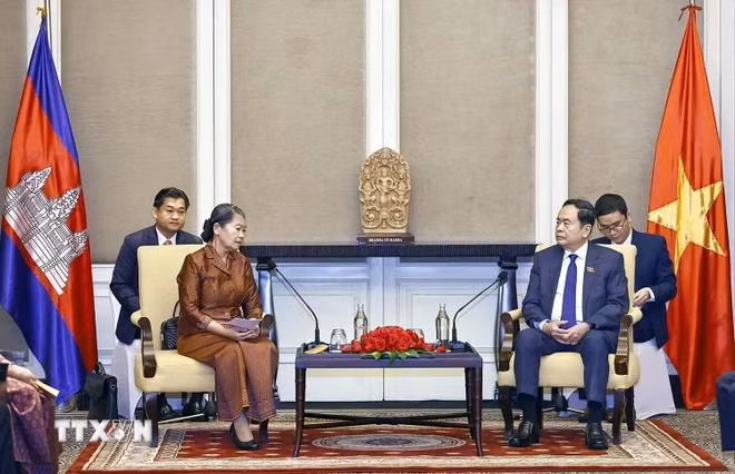 Chủ tịch Quốc hội Trần Thanh Mẫn tiếp Chủ tịch Nhóm Nghị sỹ Hữu nghị Campuchia-Việt Nam Men Sam An. (Ảnh: Doãn Tấn/TTXVN)