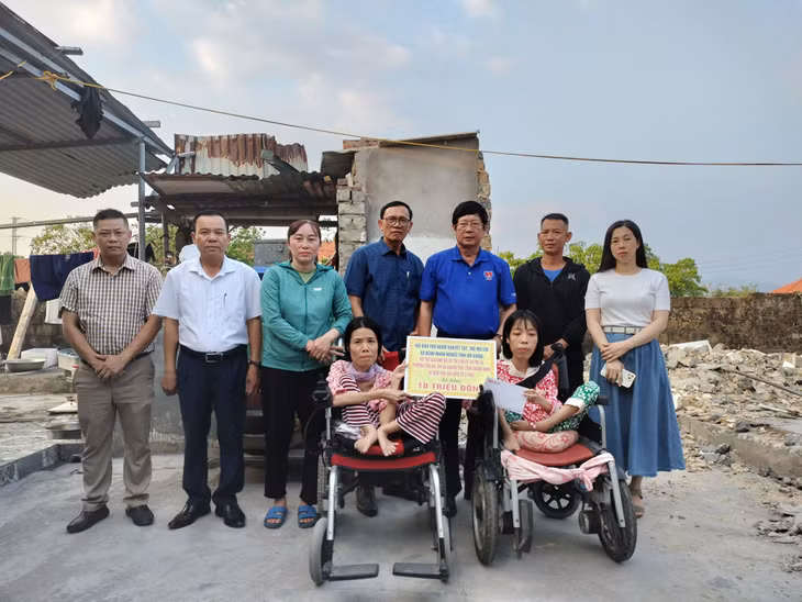 Hội Bảo trợ NKT&amp;TMC tỉnh trao hỗ trợ cho hộ NKT TX Quảng Yên bị thiệt hại do bão số 3.