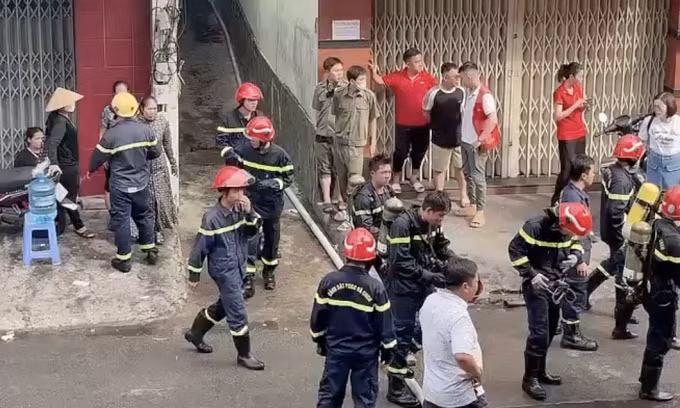 Lính cứu hỏa khai lực lượng ở hiện trường. Ảnh: Minh Bằng
