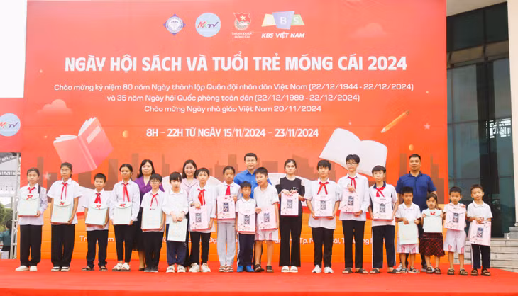 Công ty sách KBS Việt Nam trao tặng các tủ sách Bác Hồ và tặng 20 suất quà cho học sinh vượt khó, học tập tốt.