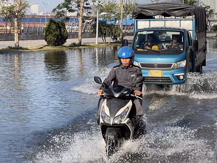 Một số tuyến đường tại phường Hồng Gai (khu vực Cảng vụ Hàng Hải Quảng Ninh) bị ngập lụt ảnh hưởng đến việc đi lại của người dân.