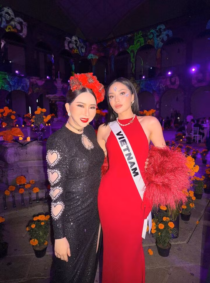 Kỳ Duyên bên chủ tịch Miss Universe.
