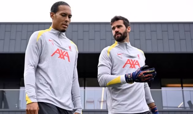Alisson và Van Dijk xuất hiện trên sân tập.