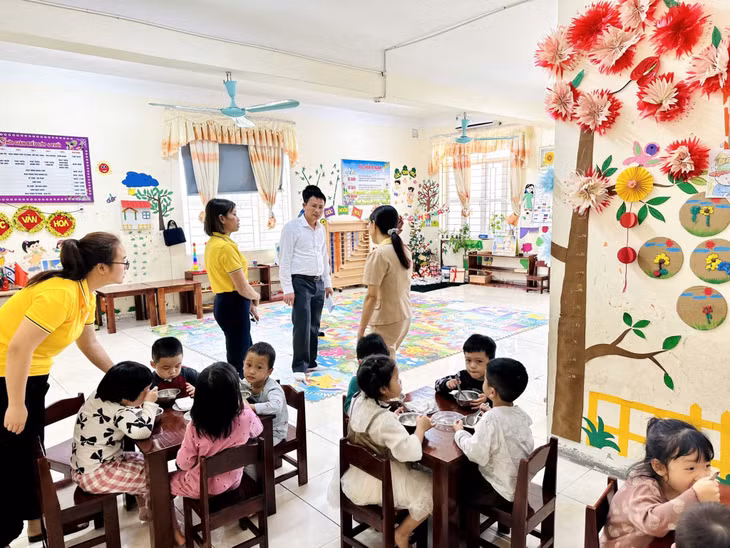 Lãnh đạo TX Quảng Yên kiểm tra thực tế tại Trường Mầm non Hoa Hồng (phường Quảng Yên).