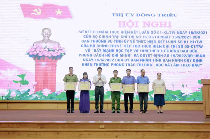 Chị Nguyễn Thị Hường, Chủ tịch HND xã Việt Dân đại diện tập thể nhận giấy khen của thành ủy Đông Triều trong hội nghị sơ kết 03 năm thực hiện Kết luận số 01/2021 của Bộ Chính trị.