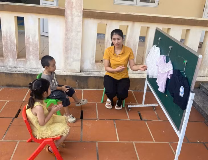 Vì tình yêu với học trò và mong muốn được góp phần nhỏ bé vào sự phát triển của đảo xa, cô giáo Lương Thị Trang (Trường Mầm non Cô Tô) đã xung phong ra điểm trường thôn Đảo Trần dạy học.