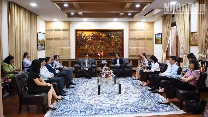 Đoàn đại biểu VJA làm việc với Đại sứ quán Việt Nam tại Thái Lan.