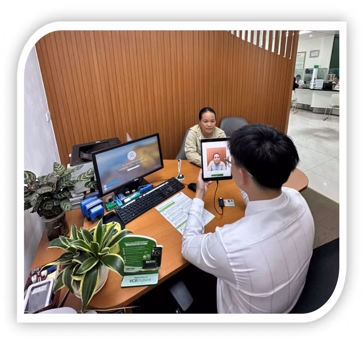 Công tác sinh trắc học tại một điểm giao dịch Vietcombank