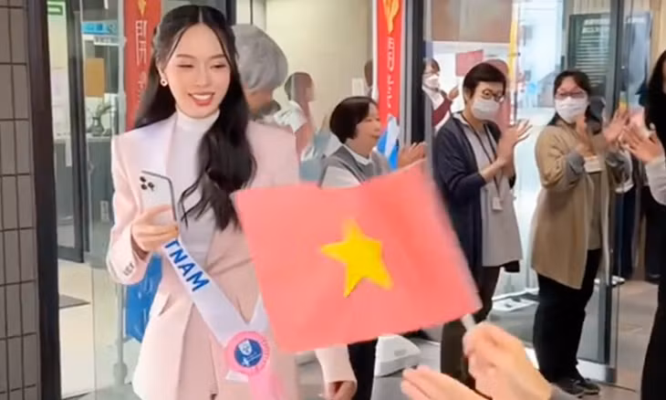 Khoảnh khắc Thanh Thủy xúc động khi thấy người Nhật Bản cầm cờ Việt Nam chào đón cô. Video: Nhân vật cung cấp