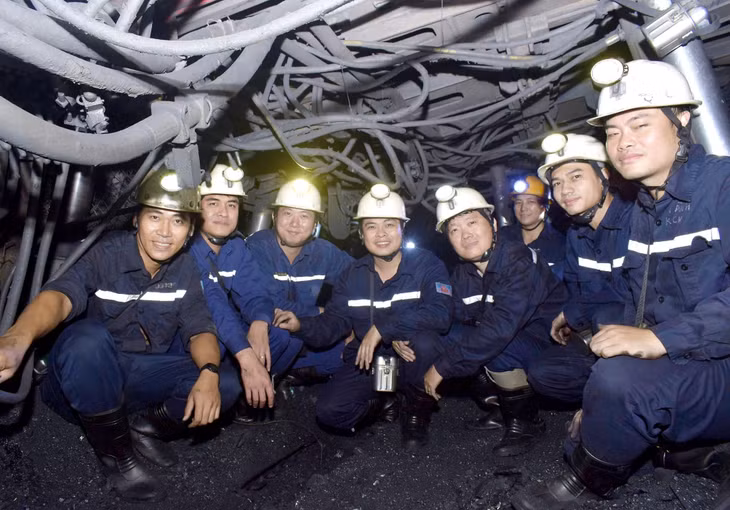Đoàn công tác Đoàn Than Quảng Ninh đi kiểm tra và thăm, động viên mô hình thanh niên nhân dịp thi đợt thi đua "lao động sản xuất 90 ngày đêm hoàn thành sản lượng quý IV và cả năm 2024" tại các diện sản xuất của Công ty CP Than Núi Béo - Vinacomin. Ảnh: Đoàn Than Quảng Ninh cung cấp