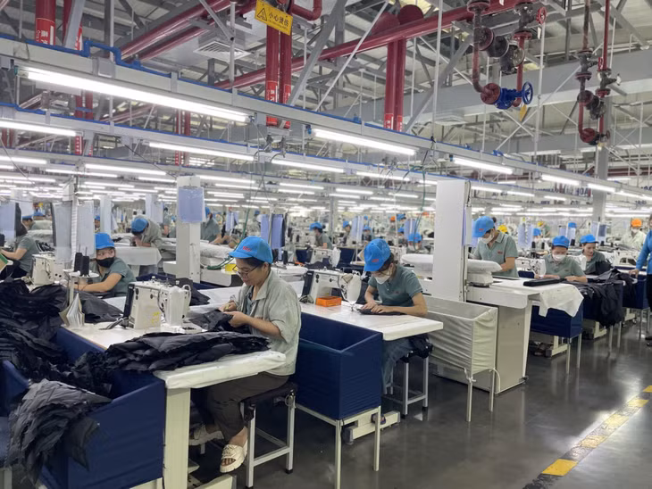 Sản xuất quần áo tại Công ty TNHH may mặc Hoa Lợi Đạt. Ảnh: Nguyên Ngọc