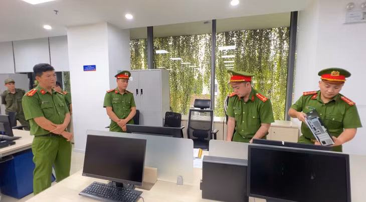 Công an khám xét nơi làm việc của Cường, thu giữ một số đồ vật - Ảnh: Đ.M.