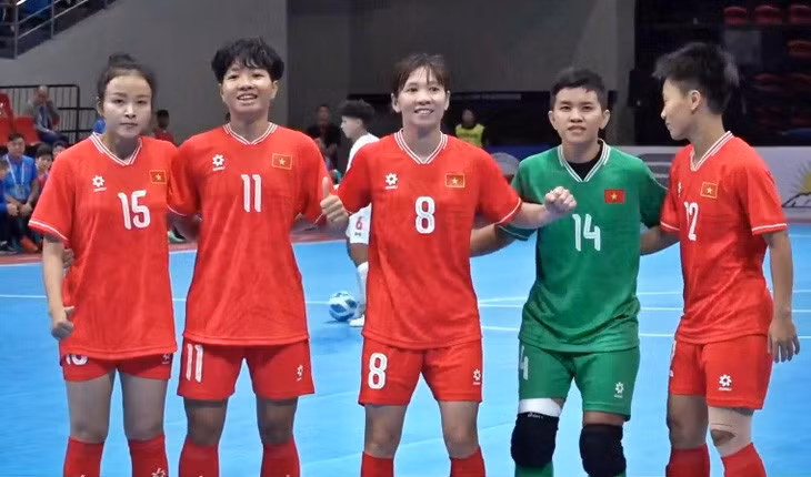 Tổ 2 của tuyển nữ fustal Việt Nam ăn mừng bàn thắng - Ảnh: PFF