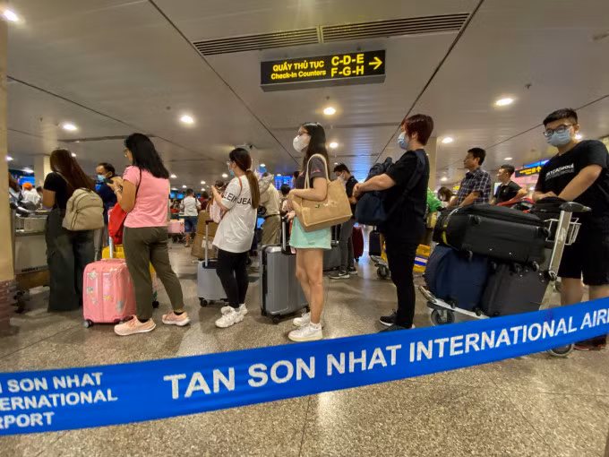 Khách tại Sân bay Tân Sơn Nhất Tết Giáp Thìn. Ảnh: Thanh Tùng