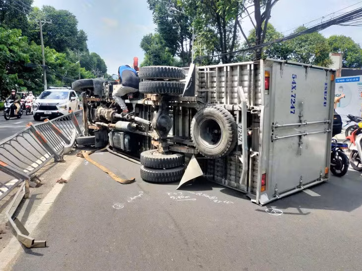 Hiện trường vụ lật xe tải trên đường Quang Trung, quận Gò Vấp.