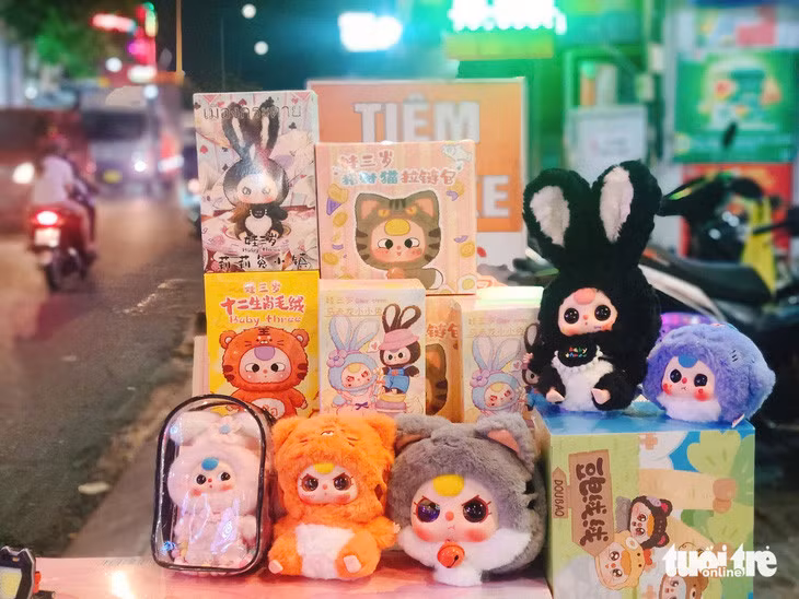 Một hộp Baby Three có giá lên tới cả triệu đồng, nhưng người bán thường tách riêng từng món để phù hợp hơn với túi tiền của khách mua - Ảnh: NHẬT XUÂN