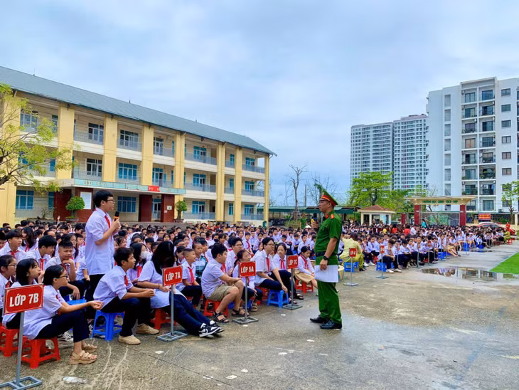 Công an phường Hùng Thắng (TP Hạ Long) tuyên truyền pháp luật cho học sinh.
