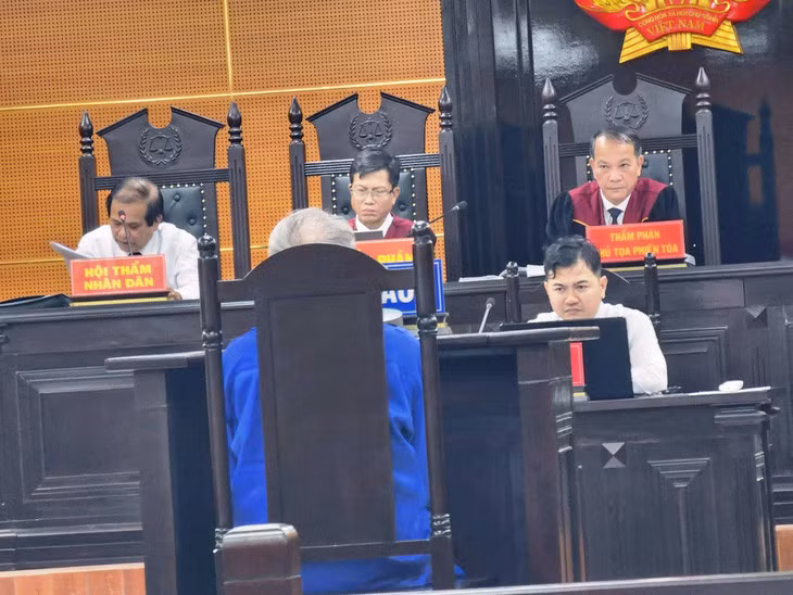 Phiên xử kéo dài, bị cáo Việt bị đau chân và được cho ngồi trả lời - Ảnh: TRẦN MAI