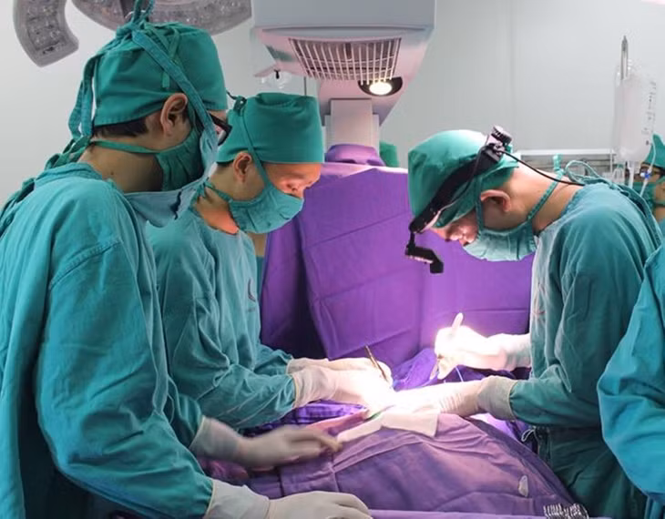 Các bác sĩ Bệnh viện Sản Nhi thực hiện ca phẫu thuật khâu ruột non bị thủng cho bệnh nhi.