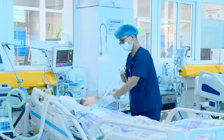 Nhân viên y tế chăm sóc bệnh nhân nặng tại Khoa Hồi sức tích cực - Chống độc (Bệnh viện Bãi Cháy).