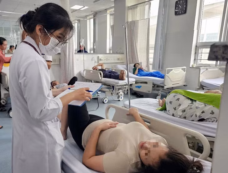 Một bệnh nhân ngộ độc thực phẩm nghi do ăn bánh mì ở Vũng Tàu - Ảnh: ĐÔNG HÀ