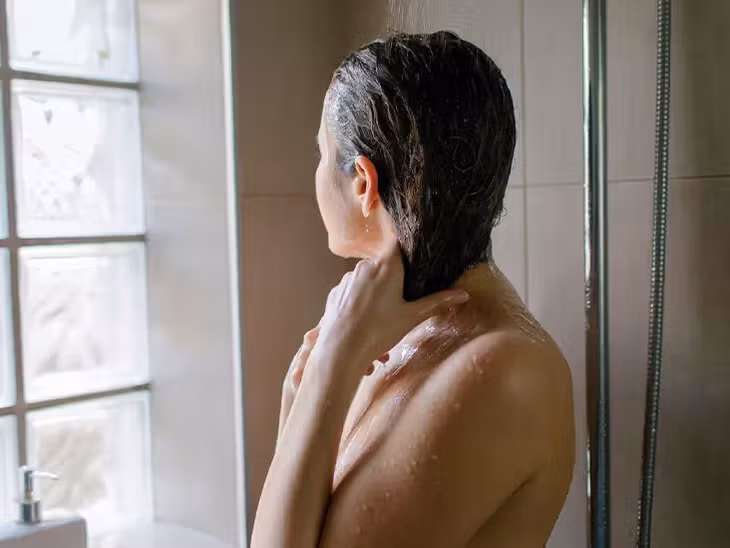Tốt nhất chỉ nên gội đầu từ 2 đến 3 lần mỗi tuần để duy trì mái tóc khỏe đẹp.