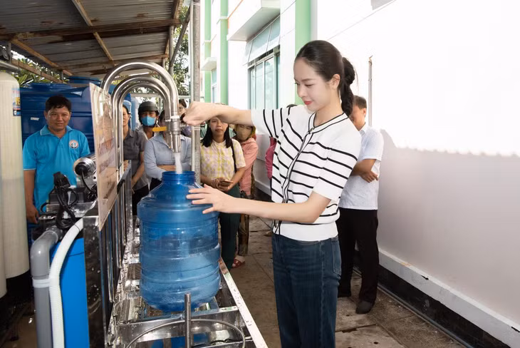 Thanh Thủy giản dị trong hoạt động thiện nguyện - Ảnh: FBNV