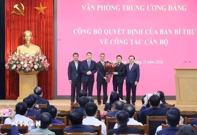 Ông Hồ Đức Phớc, Phó Thủ tướng Chính phủ, Bí thư Ban cán sự đảng, Bộ trưởng Bộ Tài chính và lãnh đạo Bộ Tài chính chúc mừng ông Võ Thành Hưng. (Ảnh: An Đăng/TTXVN)