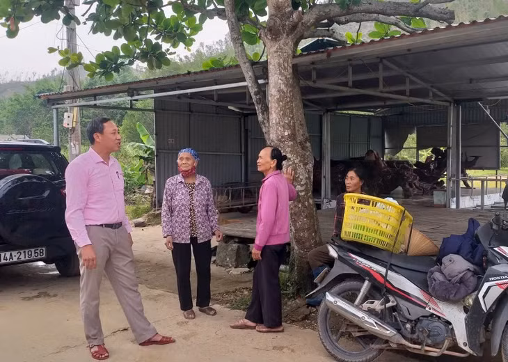 Lãnh đạo UBND xã Vạn Yên (huyện Vân Đồn) nắm bắt tâm tư của người dân về quy hoạch Khu công viên phức hợp nghỉ dưỡng tại xã Vạn Yên.
