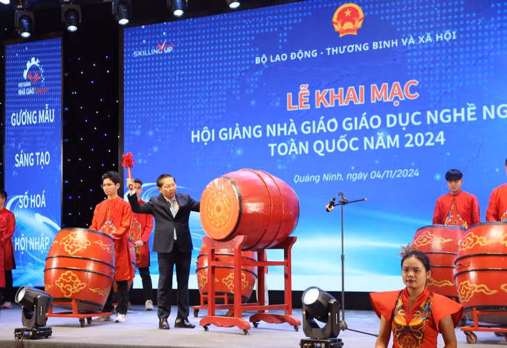 Đồng chí Lê Tấn Dũng, Thứ trưởng Bộ LĐ,TB&amp;XH đánh trống khai mạc Hội giảng nhà giáo giáo dục nghề nghiệp toàn quốc năm 2024.