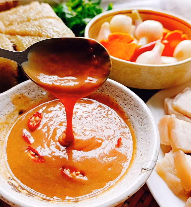 Mắm rươi có màu vàng sậm, thơm ngậy. Một lít mắm rươi Đông Triều hiện đang được bán với giá từ 500.000-600.000 đồng tùy loại.