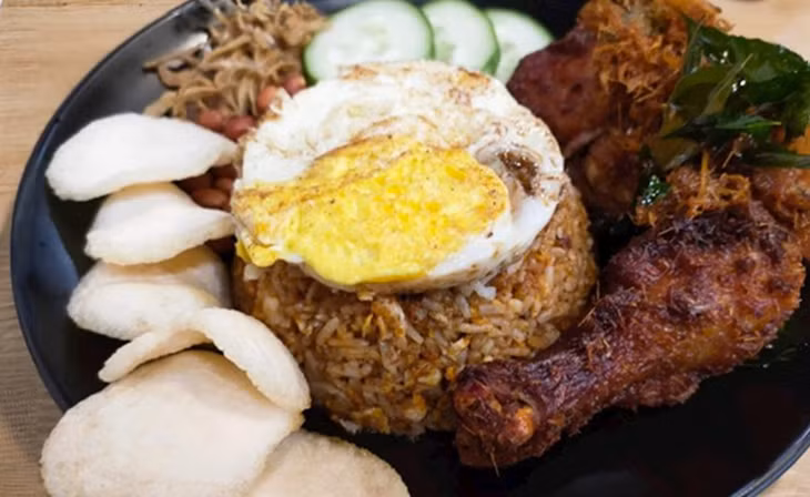 Món cơm chiên nasi goreng ayam của Indonesia giành vị trí đầu bảng xếp hạng. Ảnh: TasteAtlas.