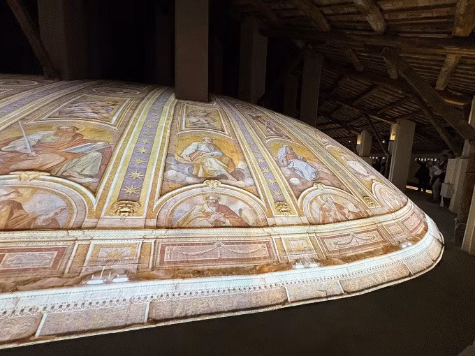 Triển lãm Pétros ení (Thánh Peter ở đây) tại Vương cung thánh đường Thánh Peter, Vatican. Ảnh: Châu An
