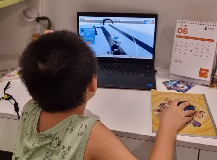 Trẻ em chơi game. Ảnh: XC