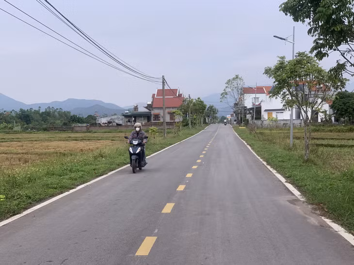 Những tuyến đường trải nhựa mềm mịn, thẳng tắp trên địa bàn xã Đông Ngũ.