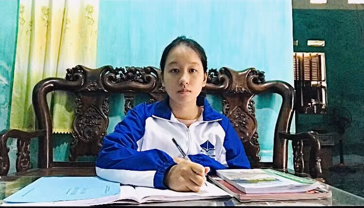 Vũ Ngọc Anh, học sinh lớp 12A3, Trường THPT Hoàng Văn Thụ (TP Uông Bí) luôn cố gắng trong học tập, 12 năm liên tục đạt danh hiệu học sinh giỏi.