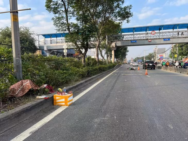 Nam shipper tử vong cách chiếc xe máy té ngã 20 m trên QL1. Ảnh: TS