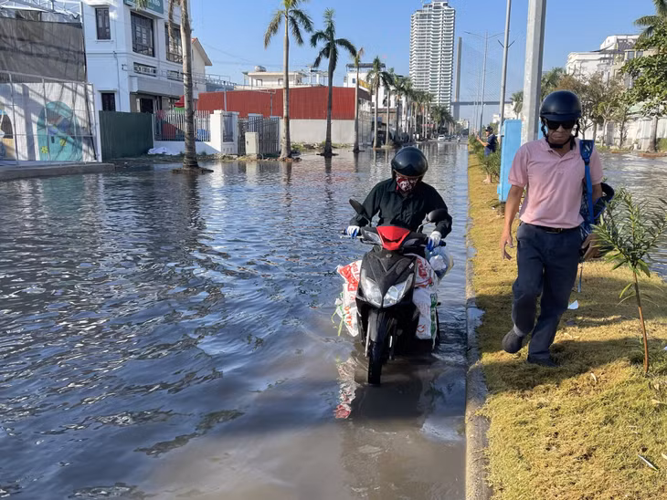 Việc đi lại của người dân xung quanh khu vực này hết sức khó khăn...
