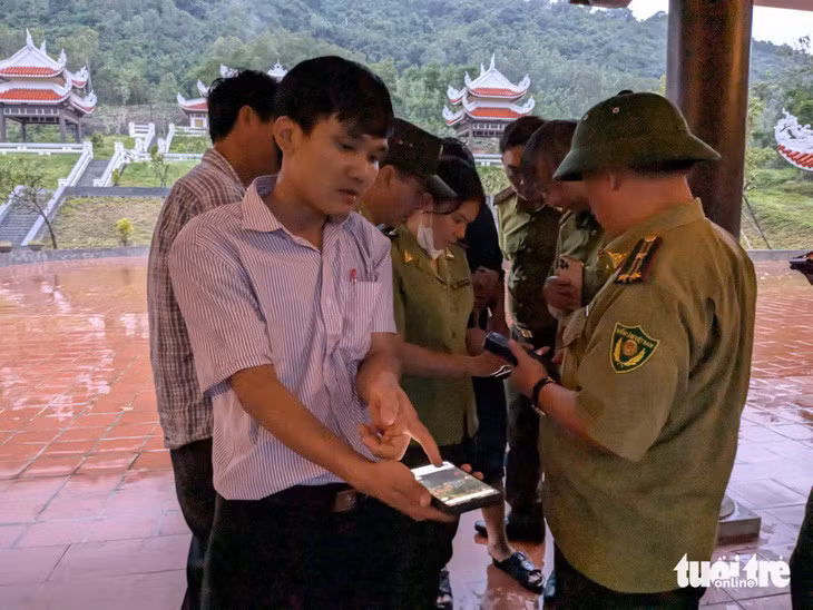 Lực lượng kiểm lâm được chia sẻ vị trí để tìm kiếm 2 phi công mất tích - Ảnh: TẤN LỰC