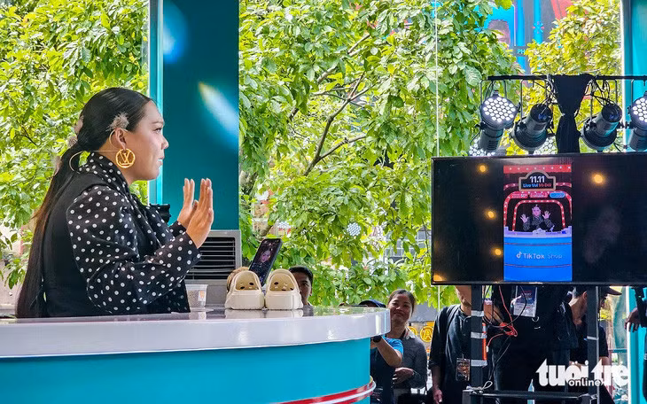 TikToker Phạm Thoại sẽ có phiên live kéo dài 14 giờ trong ngôi nhà livestream trong suốt, khổng lồ ngay tại phố đi bộ Nguyễn Huệ - Ảnh: NGUYỄN TRÍ